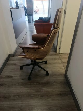 Silla de oficina de madera y cuero sintético