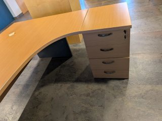 Mesa de oficina con cajonera