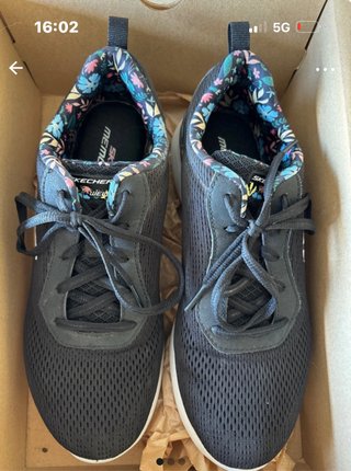 Zapatillas Skechers Negras con flores