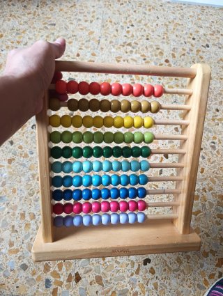 Ábaco de madera con cuentas de colores
