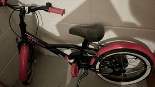 Bicicleta infantil Btwin negra y rosa