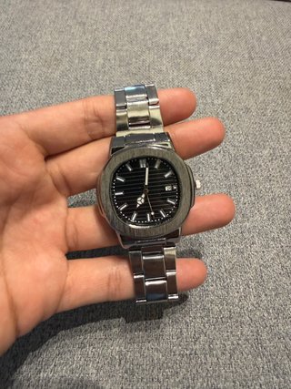 Reloj de Pulsera Plateado con Esfera Negra