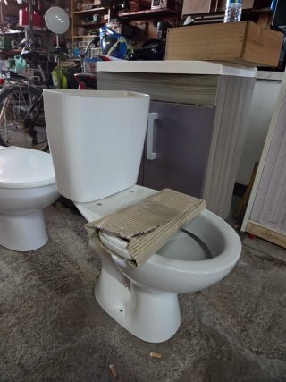 Inodoro de cerámica blanco nuevo