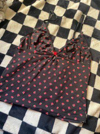 Top negro con estampado de rosas