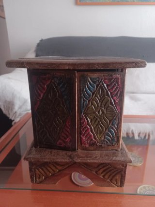 Mueble pequeño de madera tallada