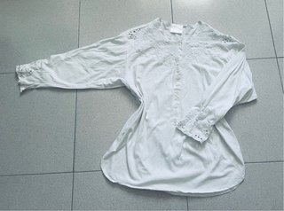 Blusa blanca con detalles bordados