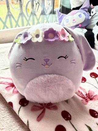 Squishmallows Peluche Conejo Morado con Flores