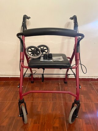 Andador con asiento, freno y 4 ruedas y tacos