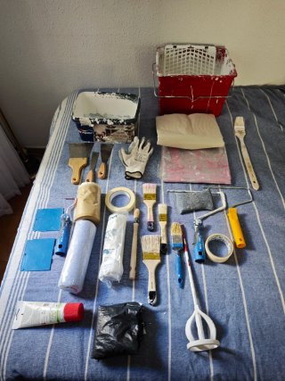 Set usado de herramientas y accesorios de pintura