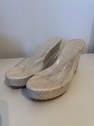 Sandalias de cuña con tiras transparentes
