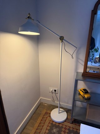 Lámpara de pie IKEA RANARP beige – color descatalo