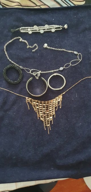 Lote de 3 pulseras y 2 collares