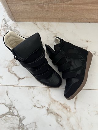 Zapatillas con cuña negras
