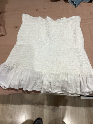 Falda blanca con detalle fruncido