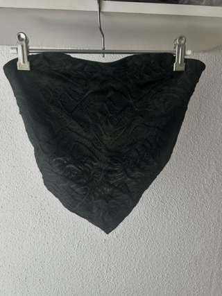 Top sin mangas negro con encaje