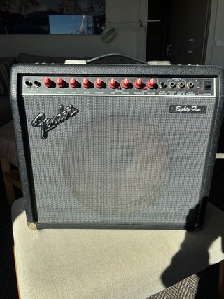 Amplificador Guitarra Fender Eighty-Five Red knob