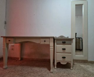Escritorio de madera con cajonera