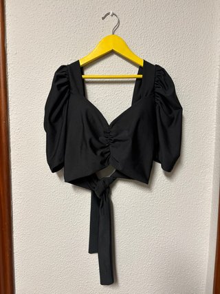 Top negro con mangas abullonadas
