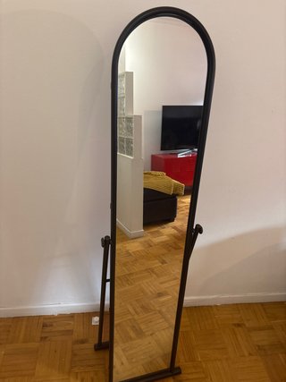 Espejo de pie negro de Ikea