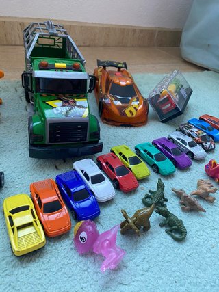 Lote de coches y figuras de juguete