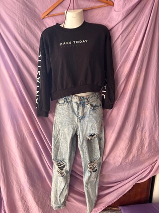 Conjunto Sudadera Negra y Vaqueros Rotos