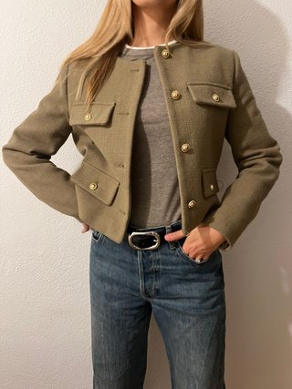 Chaqueta corta estilo Chanel verde caqui