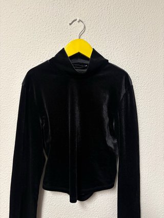 Top de terciopelo negro con espalda abierta