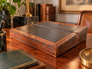 Caja de Madera Vintage con Motivos y monograma ER