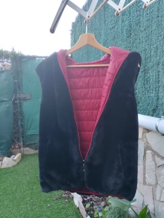 Chaleco de pelo reversible negro y Burdeos