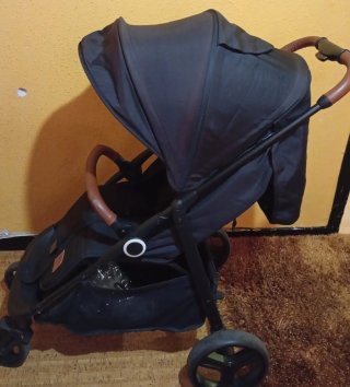 Carrito de bebé negro con detalles en cuero