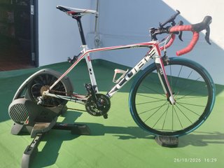 Bicicleta de Carretera Cube y Rodillo Elite