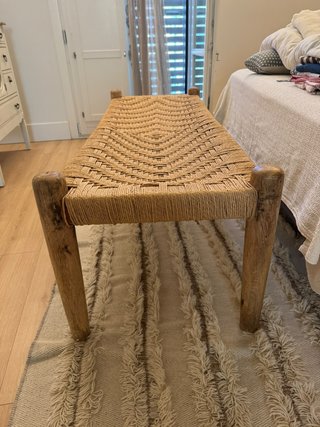 Banqueta de madera y yute