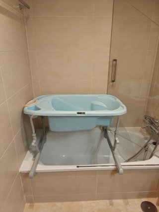 Bañera para bebé con patas adaptables