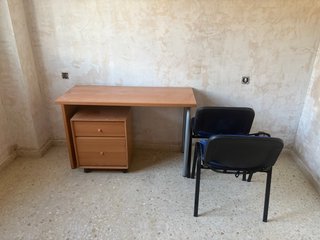 Escritorio con cajonera y 2 sillas