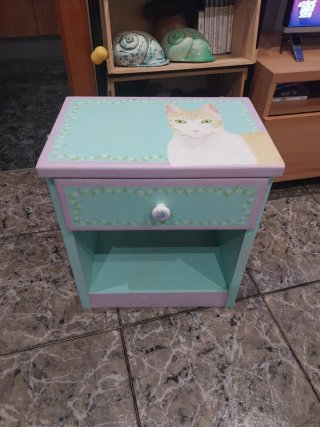 Mesita de noche decorada