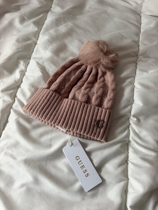 Gorro Guess Rosa con Pompon