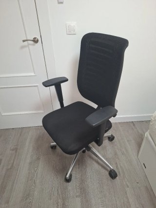 Silla de oficina ergonómica negra