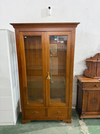 Vitrina de Madera con Puertas de Cristal