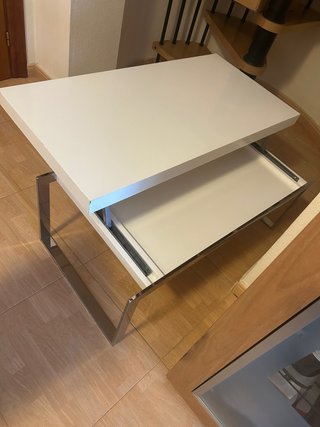 Mesa Elevable Blanca con Estructura Metálica