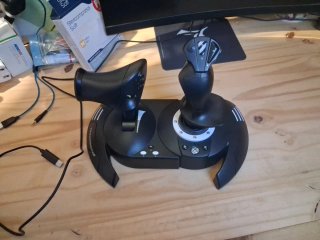 Joystick Thrustmaster per Xbox e PC