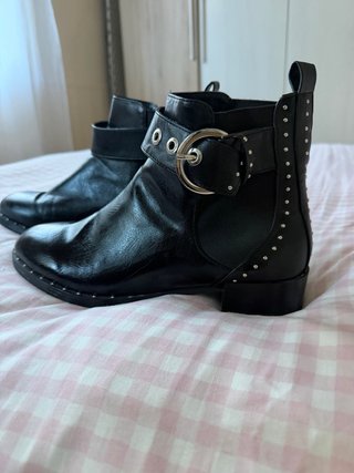 Botines negros con tachuelas