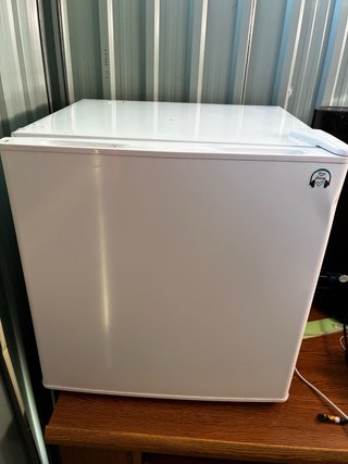 Mini nevera blanca compacta con pequeño congelador