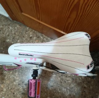 Bicicleta de niña blanca y rosa