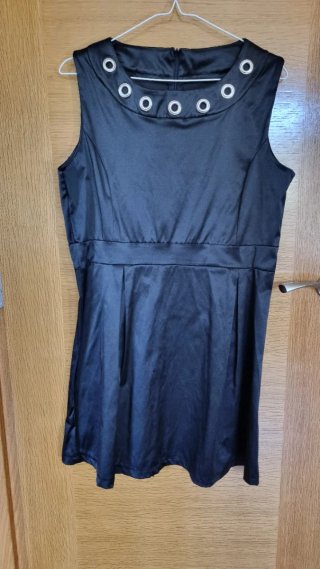 MU 5 - Vestido negro sin mangas detalles metálicos