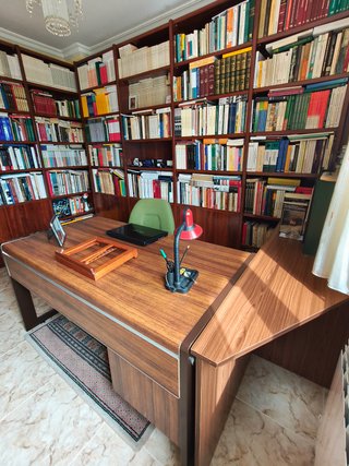 Mesa de estudio y estanterías de madera