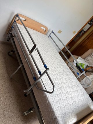 Cama articulada con barandillas