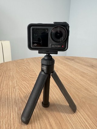 Cámara DJI Osmo Action 4 con Trípode
