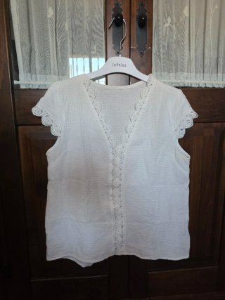 Blusa blanca con encaje
