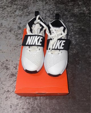 Zapatillas Nike Blancas y Negras Talla 37.5