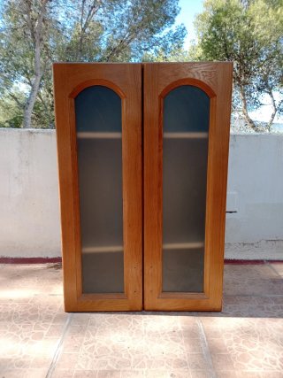 Mueble auxiliar de madera con puertas de cristal
